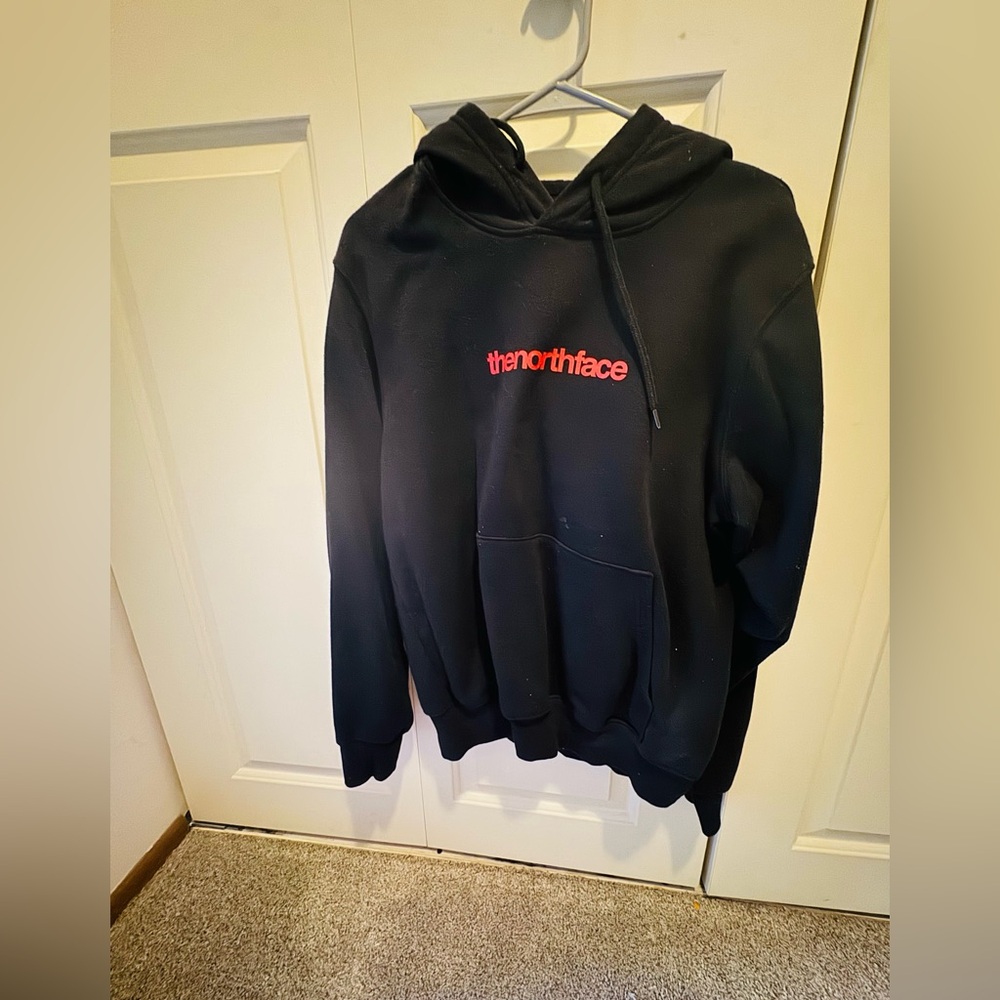Northface Men’s black pullover hoodie
Men’s small